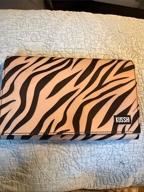 Kusshi Zebra Print Makeup Brush Case